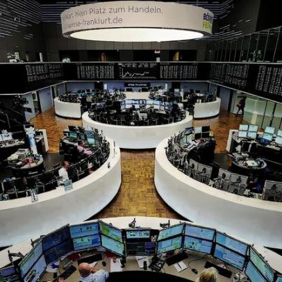 Stoxx 600 atinge novo recorde com petróleo; Starmer em pauta