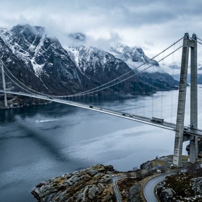 Ponte de 170 m sobre fiorde na Noruega parece flutuar entre montanhas