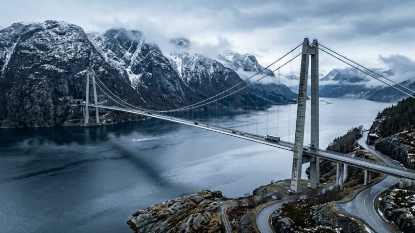 Com 170 metros de altura, a ponte que atravessa um fiorde na Noruega parece flutuar entre montanhas e desafia ventos extremos
