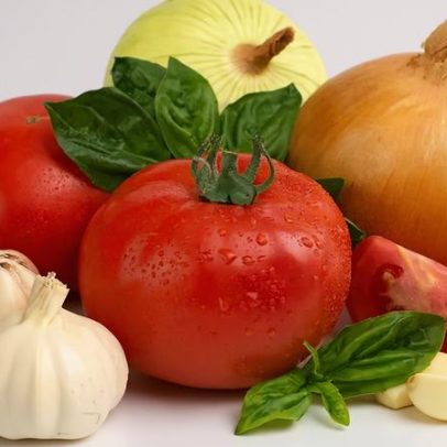 Novo estudo aponta benefícios de alho, tomate e cebola na dieta