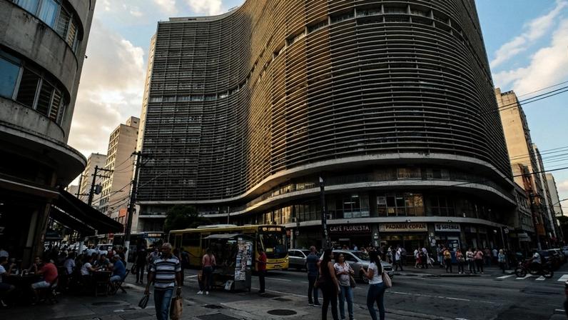 Edifício residencial com design ondulado no centro de São Paulo projetado por Niemeyer – Créditos: depositphotos.com / mmthiago