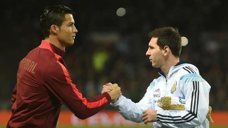 Cristiano Ronaldo e Messi durante amistoso