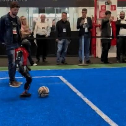 Eletrolar 2026 apresenta robôs-humanoides que jogam futebol