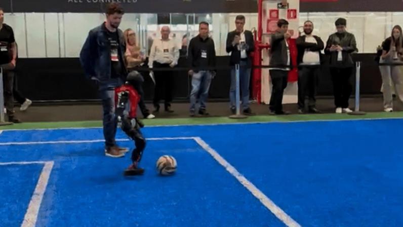 Robôs que jogam até futebol: Eletrolar 2026 apresenta nova geração de humanoides para casa — Foto: Lucas Loyo/TechTudo