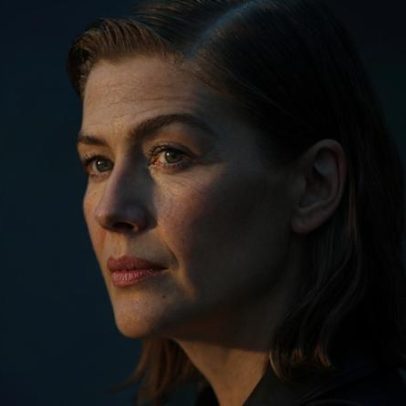 Rosamund Pike comenta reação de quem usou celular durante a peça