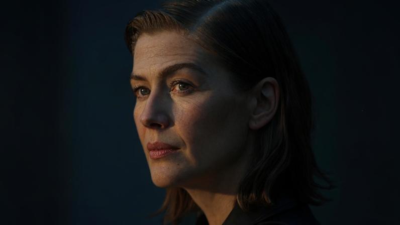 Rosamund Pike comenta reação de quem usou celular durante a peça