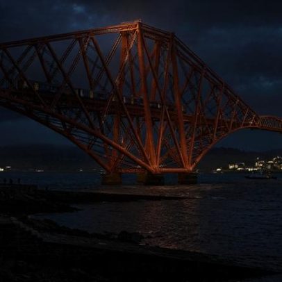 Ferrovia cantilever de aço vermelho de 2.467 m, marco histórico da Escócia