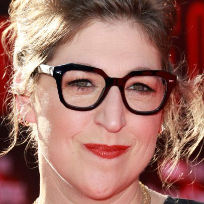 Mayim Bialik inicia tratamento com GLP-1, descrito como pesadelo