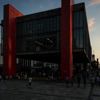 Estrutura de 1968, sustentada por quatro pilares vermelhos, tem vão de 74 m