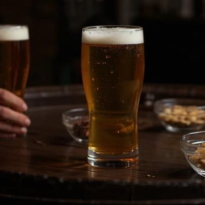 Estudo aponta que música alta aumenta o consumo de bebidas