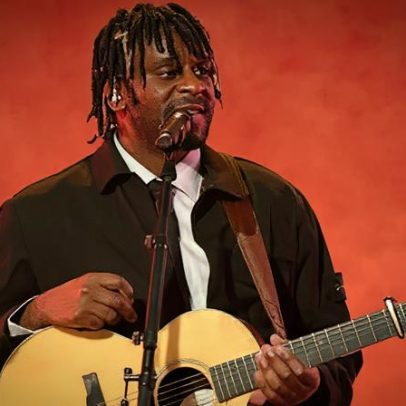 Myles Smith transforma cinco anos de anotações de terapia em álbum de estreia