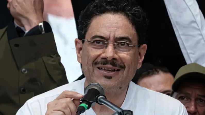 O senador Iván Cepeda, candidato esquerdista à presidência da Colômbia, (esq.) e o presidente colombiano, Gustavo Petro.