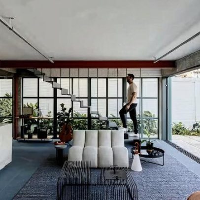 Reforma de casa dos anos 1960 revela estrutura e vista para o vale
