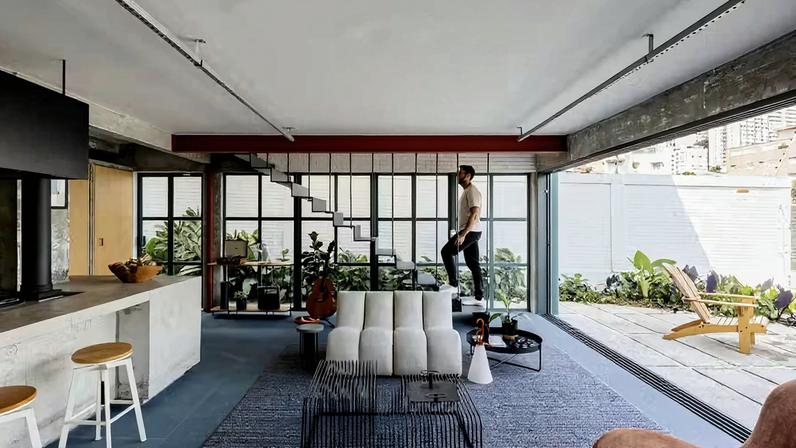 Toda a área social é integrada, da cozinha ao espaço externo, passando pelo living