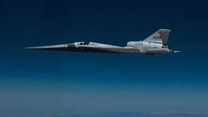 Aeronave supersônica X-59 da NASA, branca e preta, com formato alongado e bico pontiagudo, voando em céu azul claro sobre uma paisagem montanhosa e árida