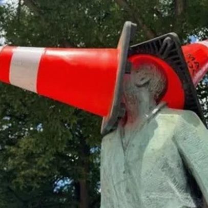 Torcedores da Escócia colocam cones de trânsito em estátuas em Boston
