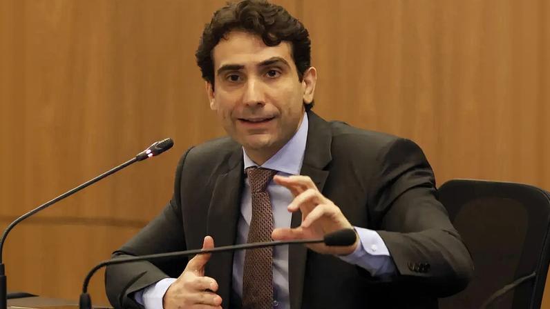 O presidente do Banco Central do Brasil, Gabriel Galípolo participa da apresentação do Relatório de Política Monetária, que substitui o Relatório Trimestral de Inflação (Antônio Cruz/Agência Brasil)