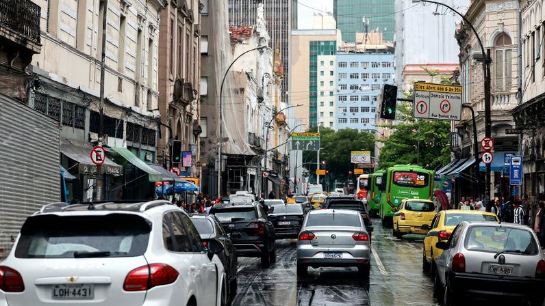 Rio de Janeiro (RJ), 31/10/2025 – Cena de carros em uma rua da cidade do Rio de Janeiro Foto: Joédson Alves/Agência Brasil