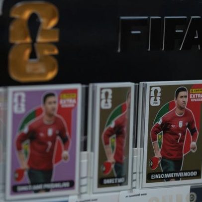 Vendedores e colecionadores disputam figurinhas faltantes da Copa em banca