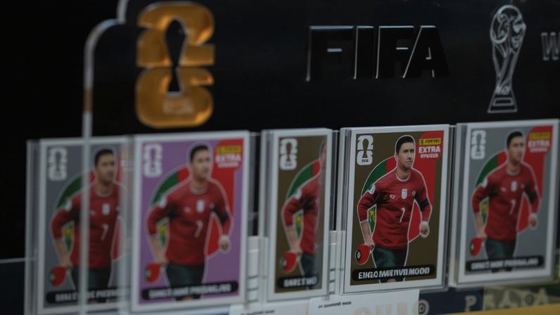 Brasília (DF), 17/06/2026 - Vendedores, revendedores e colecionadores em busca das figurinhas que faltam para completar o álbum da Copa do Mundo se reúnem para comercializar em uma banca de jornal.