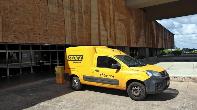 Brasília (DF), 23/04/2026 - Carro de entrega dos Correios em frente ao edifício sede. Foto: Valter Campanato/Agência Brasil