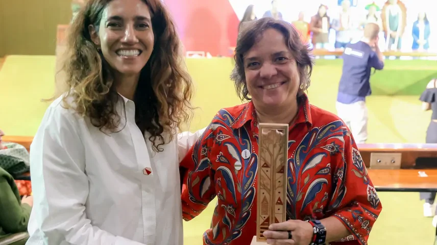 11/06/2026 - Brasília - Premiação do Concurso, após cerimônia de homenagem a Dom Phillips e Bruno Pereira. Na foto a presidenta da EBC, Antônia Pelegrino e a fotógrafa da Agência Brasil, Tânia Rego. Foto: Valter Campanato/Agência Brasil