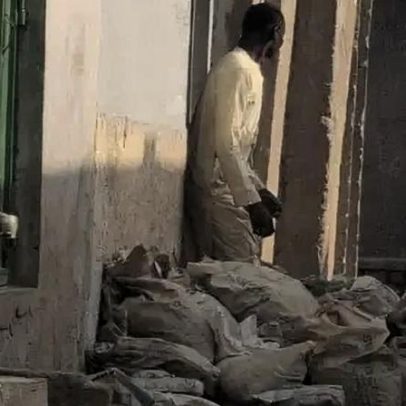 Homem nigeriano é preso por armazenar fezes humanas fora de casa