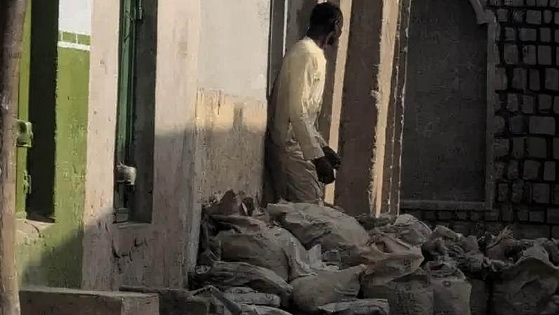 Homem nigeriano é preso por armazenar fezes humanas fora de casa