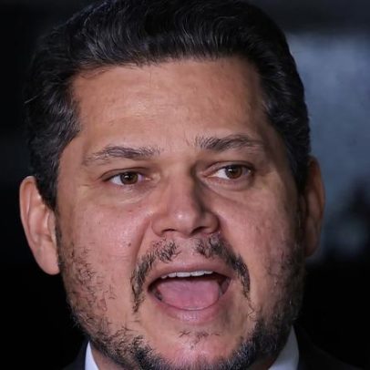 Davi Alcolumbre conduz coletiva de imprensa em Brasília