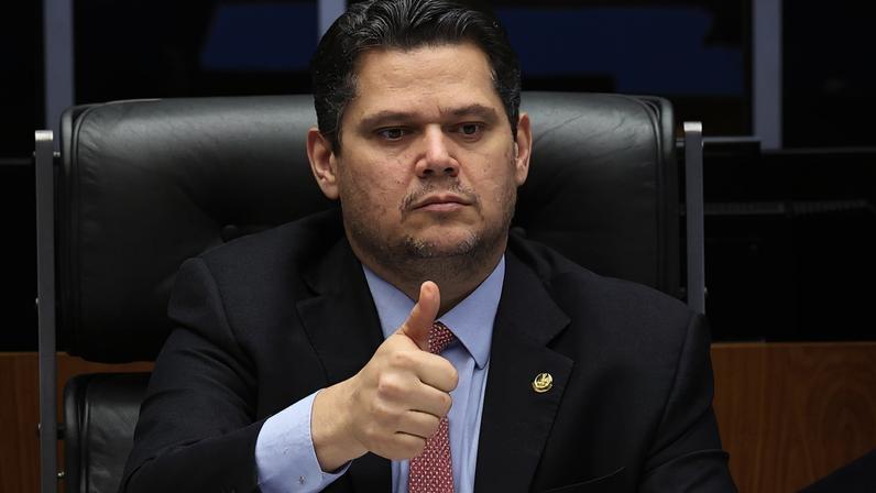 Senador Davi Alcolumbre durante Sessão do Congresso Nacional para analisar vetos parciais à Lei de Diretrizes Orçamentárias (LDO) de 2026. Esses vetos impedem municípios inadimplentes com até 65 mil habitantes de firmar convênios e receber recursos federais.