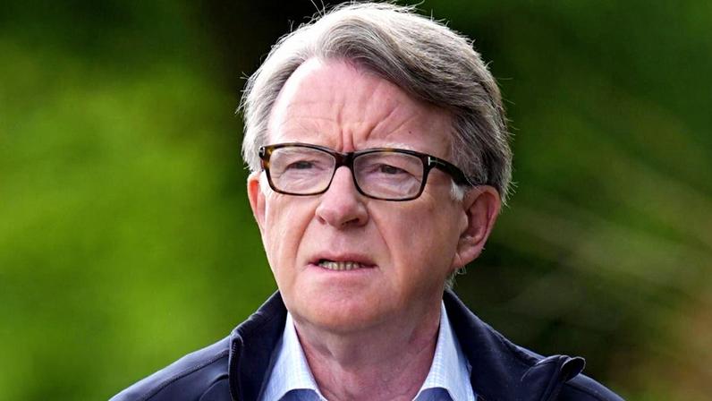 Mandelson pede publicação de mensagens; ministros esperam divulgação embaraçosa