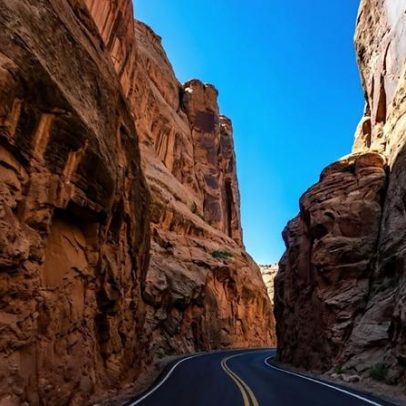 Rodovia de Utah cruza 198 km entre desfiladeiros vermelhos a 2.937 m