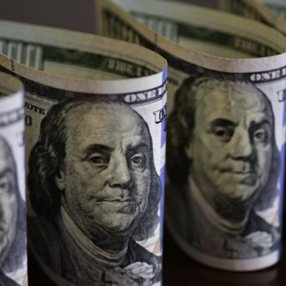 Dólar cai com inflação no Brasil e torcida por acordo no Irã