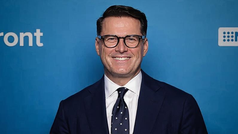 Estrela de TV australiana deixa o cargo após entrevista com Tommy Robinson