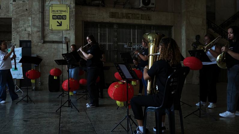 Rio de Janeiro (RJ), 23/06/2026 - Apresentação da Orquestra Sinfônica Juvenil Chiquinha Gonzaga, grupo feminino formado por estudantes da rede pública, no Corredor Cultural da Central do Brasil. Foto: Rovena Rosa/Agência Brasil
