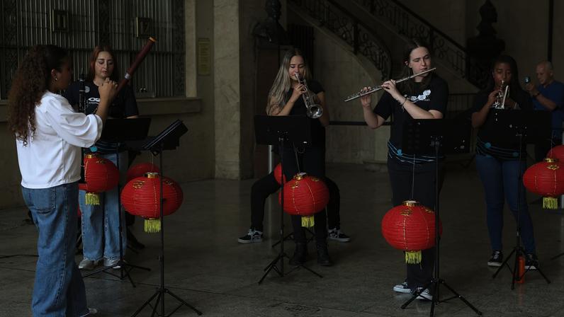 Rio de Janeiro (RJ), 23/06/2026 - Apresentação da Orquestra Sinfônica Juvenil Chiquinha Gonzaga, grupo feminino formado por estudantes da rede pública, no Corredor Cultural da Central do Brasil. Foto: Rovena Rosa/Agência Brasil