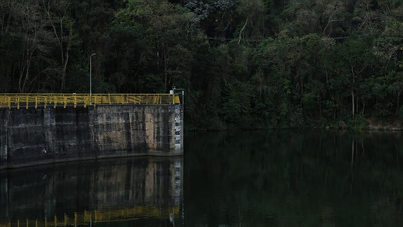 Barragem do rio Juqueri que forma a represa Paulo de Paiva Castro, parte do sistema Cantareira, construída pela Sabesp para abastecer de água a cidade de São Paulo.