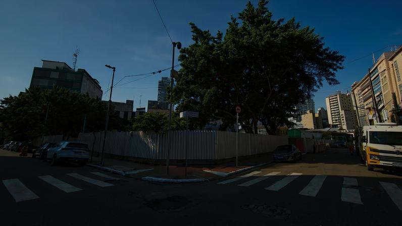 PRESENTE E PASSADO - Esquina de ruas da região, em foto de hoje e em imagem de 2023 (à dir.): fim do “fluxo” no perímetro (Claudio Gatti; Danilo Verpa/Folhapress/.)