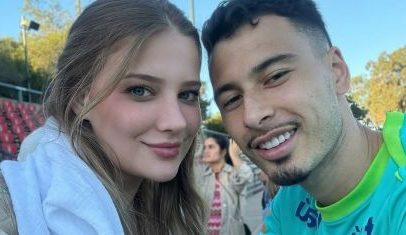 Namorada de Gabriel Martinelli conclui Medicina em formatura remota