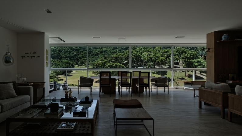 LIVING INTEGRADO | Os espaços integrados têm o piso original de mármore travertino bruto, o que garante unidade e amplitude visual. Ao fundo, mesa de jantar Fio, de Jacqueline Terpins, com duas cadeiras Senior (nas extremidades), de Jorge Zalszupin, todas da Arquivo Contemporâneo. As demais cadeiras são do acervo dos moradores, assim como a luminária