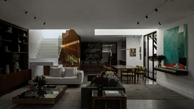 LIVING INTEGRADO | A sala de estar tem sofás Manu (branco) e Luli, da Way Design, que também forneceu a mesa de centro Cob, assinada por Frederico Cruz. Mesa lateral Duetto, de Luia Mantelli, da Arquivo Contemporâneo. Aparador Diamante, de Bruno Carvalho, da 55design, com quadro de Manoela Monteiro. Tapetes da Galeria Hathi