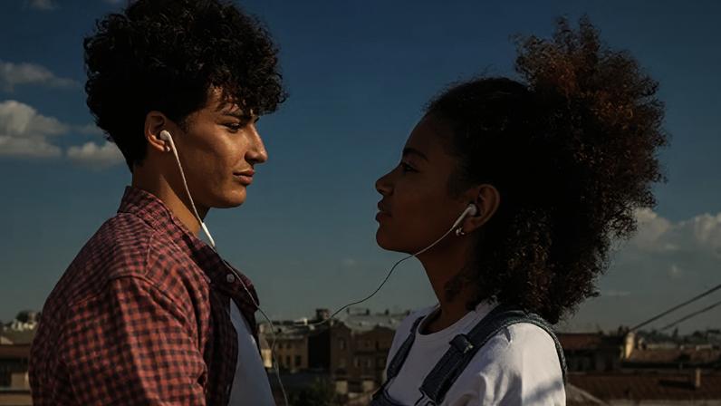 Casal ouvindo música