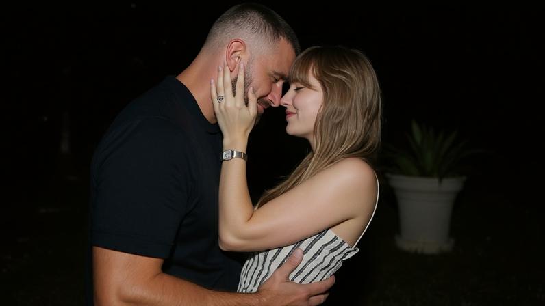 Taylor Swift e Travis Kelce em anuncio de noivado