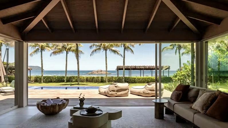 INTEGRAÇÃO | A nova configuração da casa valorizou a integração dos interiores com a varanda, a piscina e a vista para o mar
