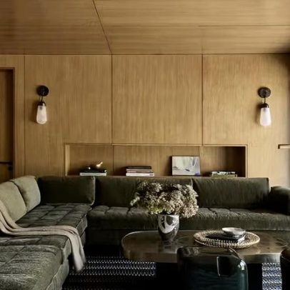 Casa na árvore usa cores da natureza para integrar lar à floresta