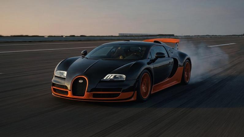 Supercarro com motor de dezesseis cilindros e velocidade máxima de quatrocentos e trinta quilômetros por hora – Créditos: depositphotos.com / bensib