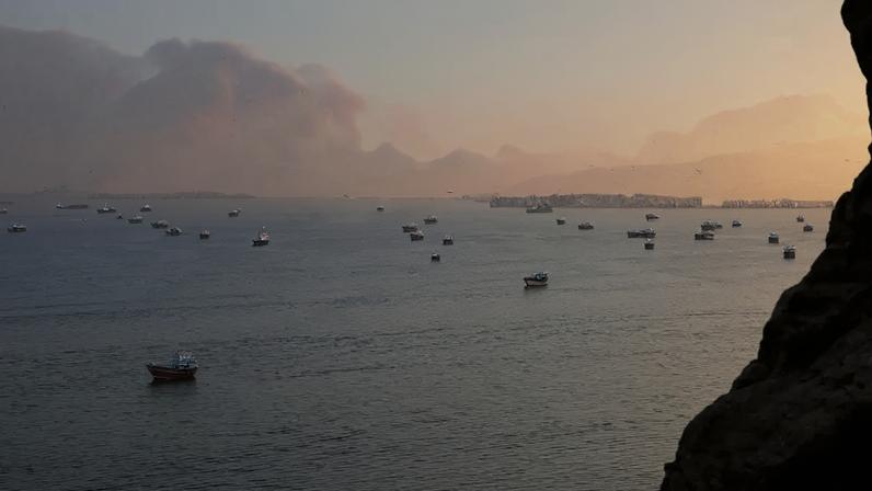 Embarcações no estreito de Ormuz, vistas de Musandam, em Omã