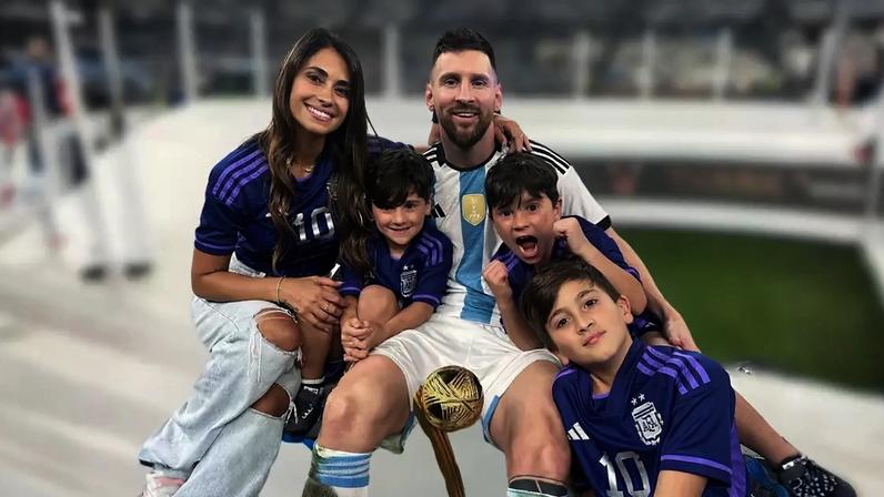 'Nós já temos tudo o que precisamos porque temos você': Messi faz aniversário de 39 anos e a esposa, Antonela Rocuzzo, abre álbum de fotos íntimas e revela lado coruja do jogador como pai.