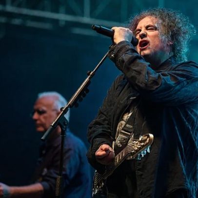 Robert Smith diz que The Cure tem novo álbum pronto e projeto adicional a caminho