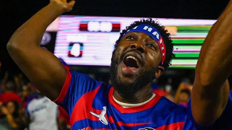 Um torcedor do Haiti comemora durante uma partida de aquecimento da Copa do Mundo